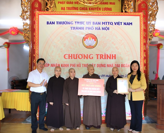 Mặt trận Hà Nội tiếp nhận kinh phí hỗ trợ xây dựng 12 nhà Đại đoàn kết